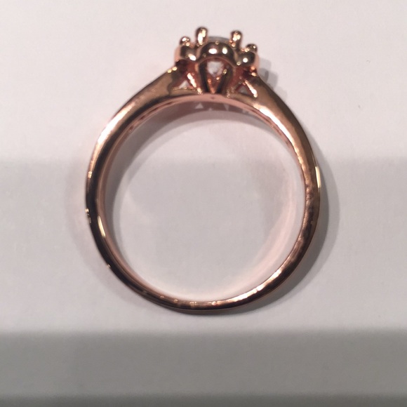 White cubic zirconia Rose gold flower size8.5 RING - Picture 4 of 6